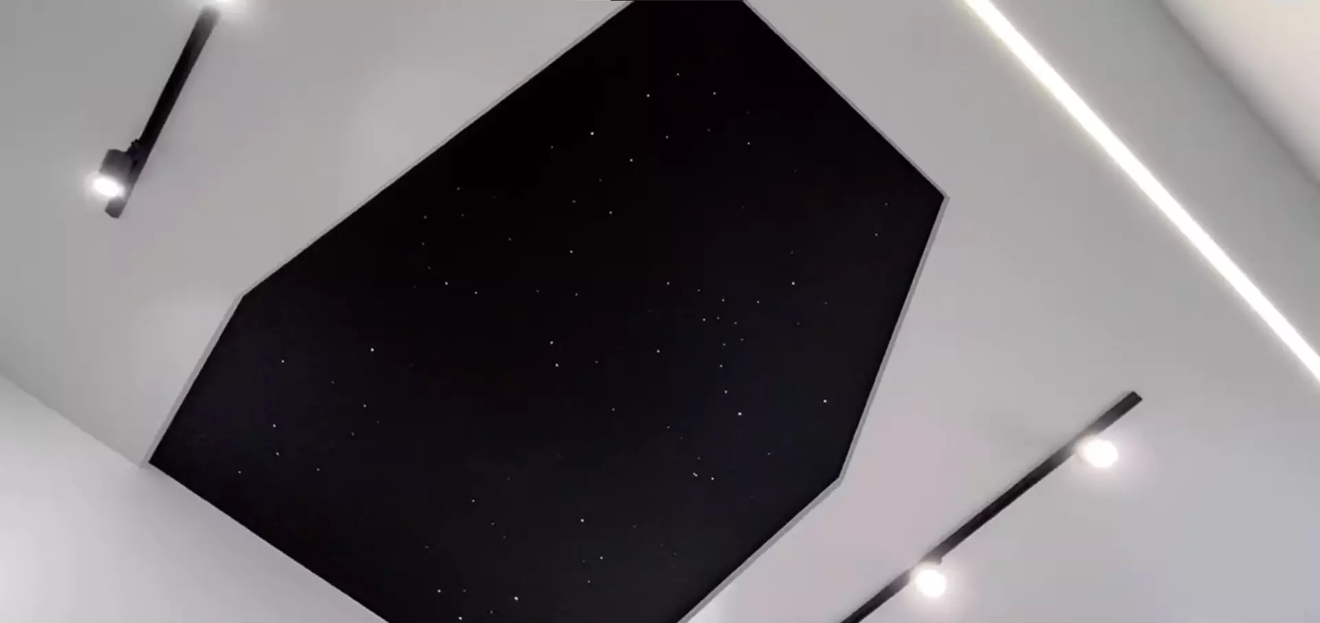 Двухуровневый натяжной потолок Звездное небо